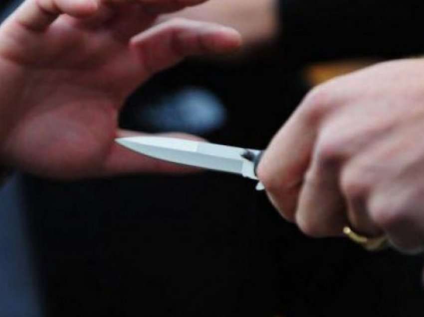 I riu që u arrestua në qendër të Mitrovicës kërcënoi një person me thikë