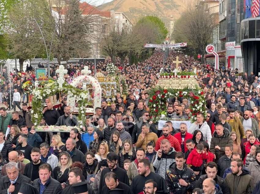 Pashkët, besimtarët ortodoks në Korçë marrin pjesë në Epitafin e të Premtes së Zezë