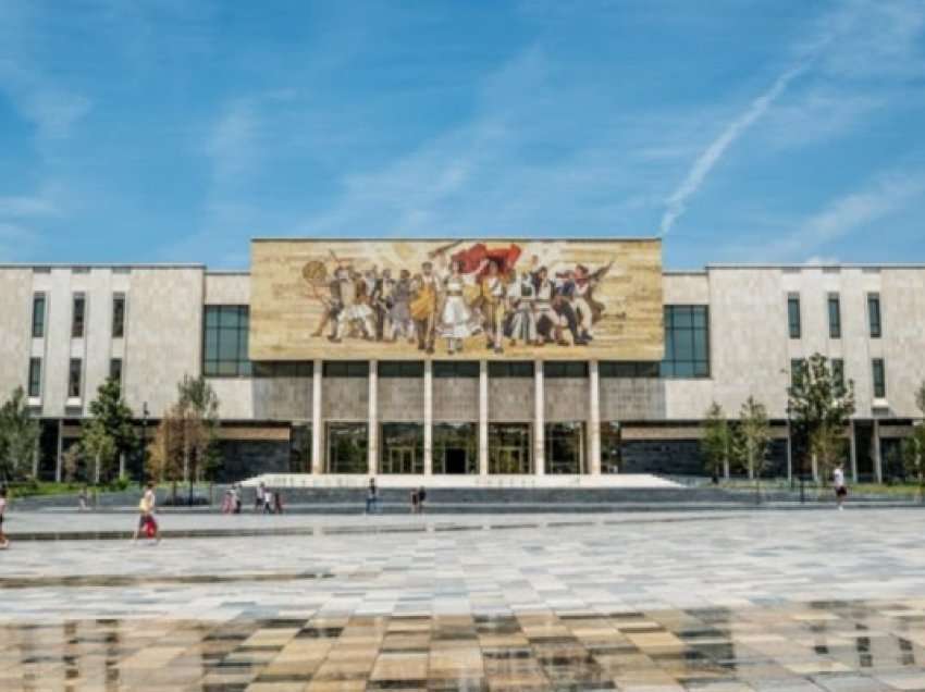 Tiranë, mbi 5 mijë vizitorë në Muzeun Historik Kombëtar