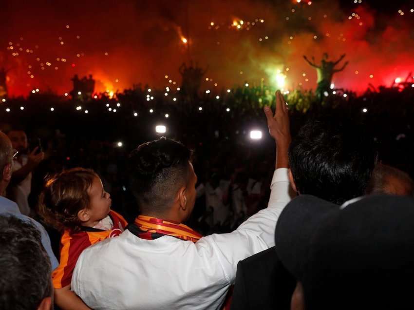 Tifozët e Galatasarayt nisin festën në aeroport