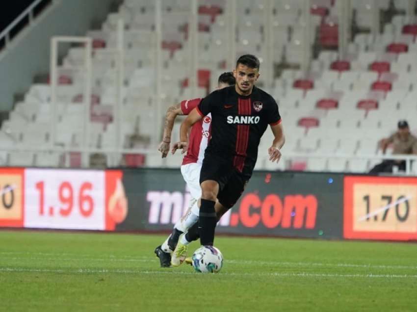 Veliu i lumtur me debutimin në elitën e futbollit të Turqisë