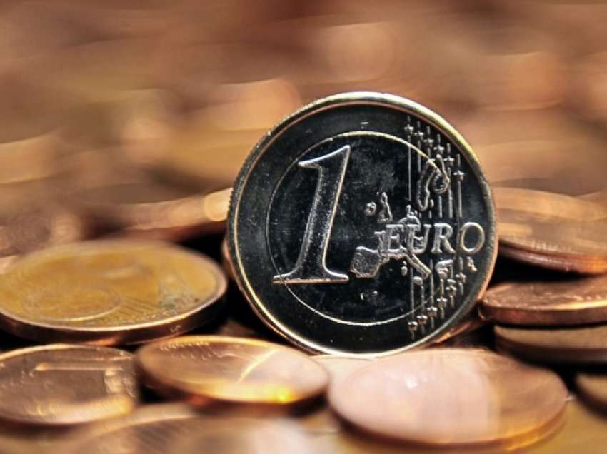 Në pikëpagesat rrugore qarkullojnë monedha false prej një dhe dy euro, kryesisht i lënë shtetasit e huaj