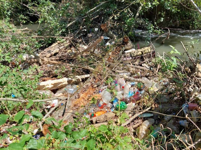 Lumi në një fshat të Kaçanikut në gjendje të mjerueshme, mbushet me mbeturina