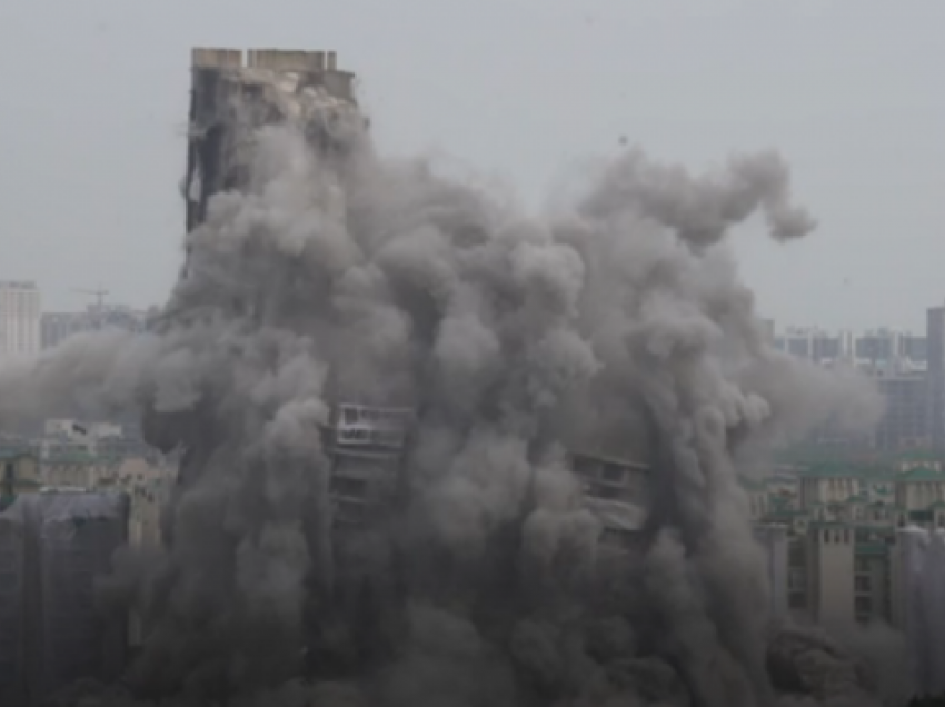 Momenti kur dy kullat e mëdha rrëzohen qëllimisht në Indi