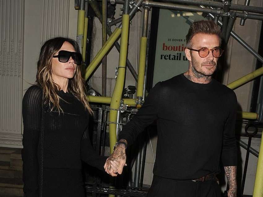 Pasi humbi ndeshjen e Anglisë në Katar, David Beckham shfaqet me gruan e tij Victoria dorë për dore