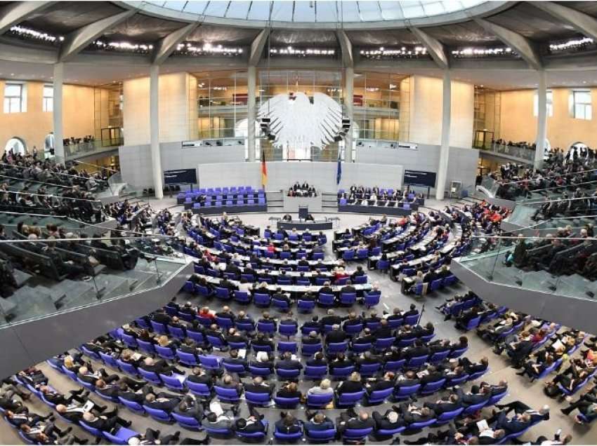 Gjermania lehtëson azilkërkuesit/ Miratohet në Bundestag ligji për emigracionin