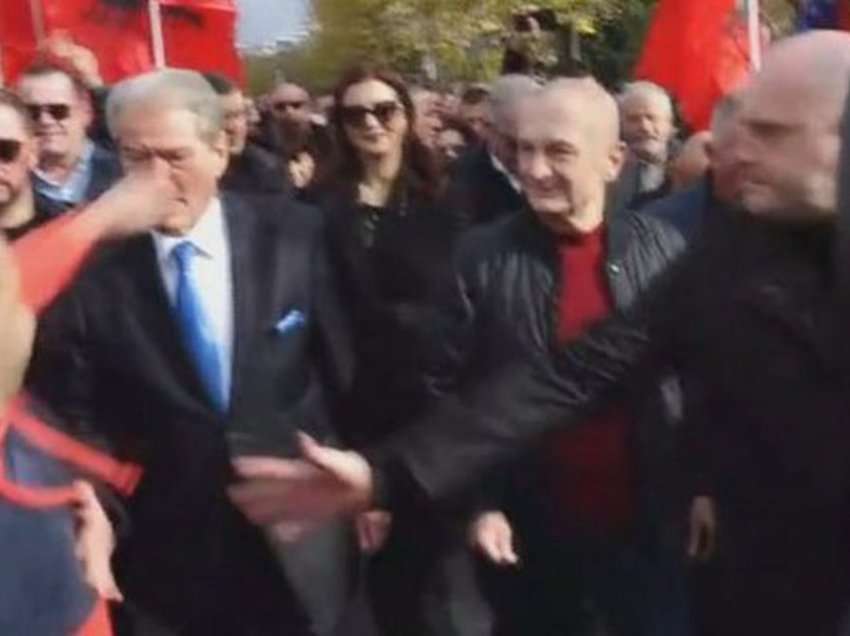 Neutralizoi agresorin që goditi Sali Berishën, policia i shkon në banesë për të arrestuar truprojën e ish-kryeministrit