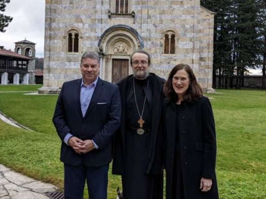 Escobar në Kosovë, e vizitoi Manastirin e Deçanit