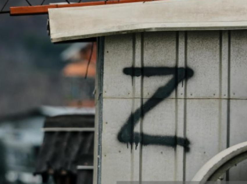 Simbolet ‘Z’ vendosen në veri të Kosovës