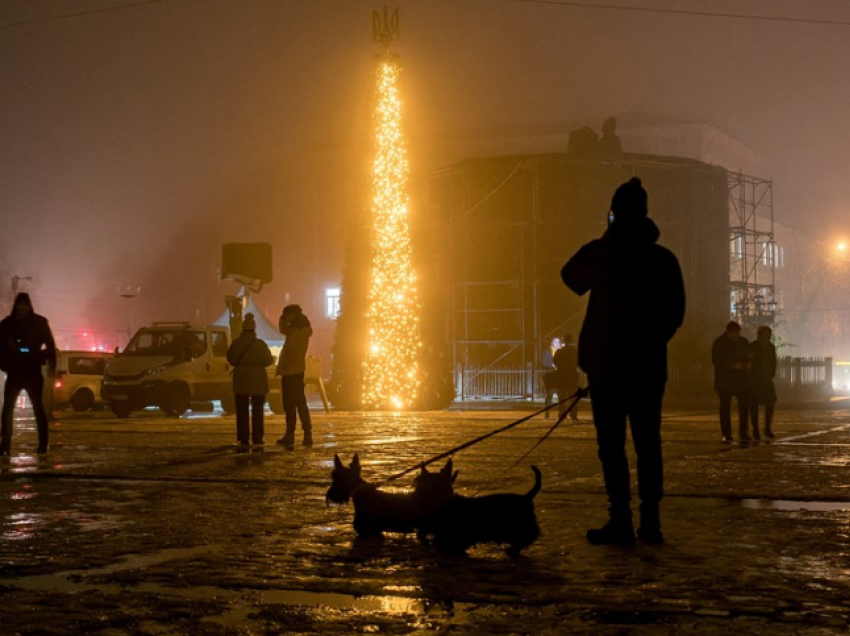 Pavarësisht mungesës së energjisë, Kievi ndez dritat e pemës së Krishtlindjeve