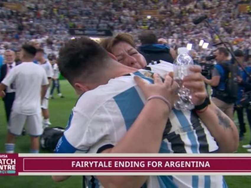 Messi përqafohet me nënën e tij, pasi e fitoi Kupën e Botës