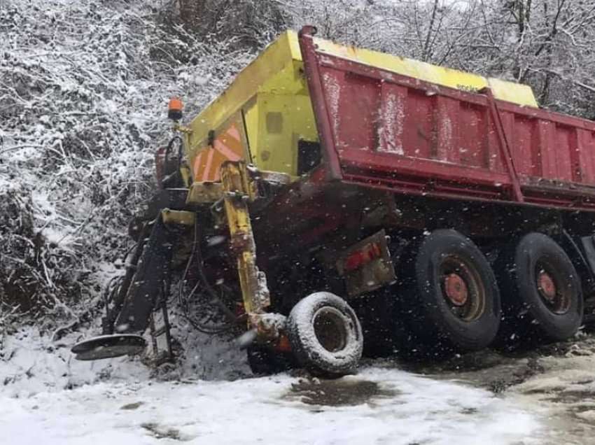 Aksidentohet kamioni që pastronte rrugën “Rahovec-Krushë e Madhe”