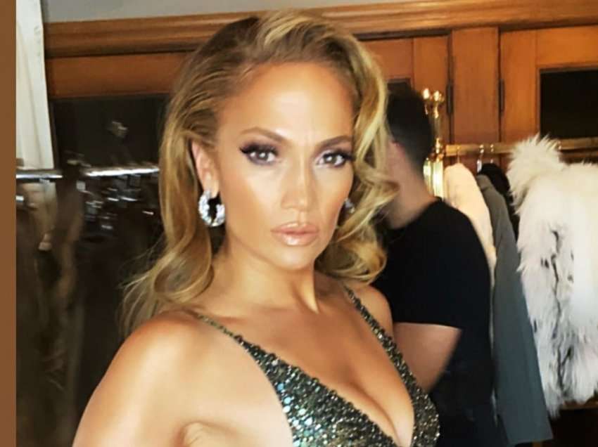 Jennifer Lopez shfaqet me një stilim të mahnitshëm flokësh