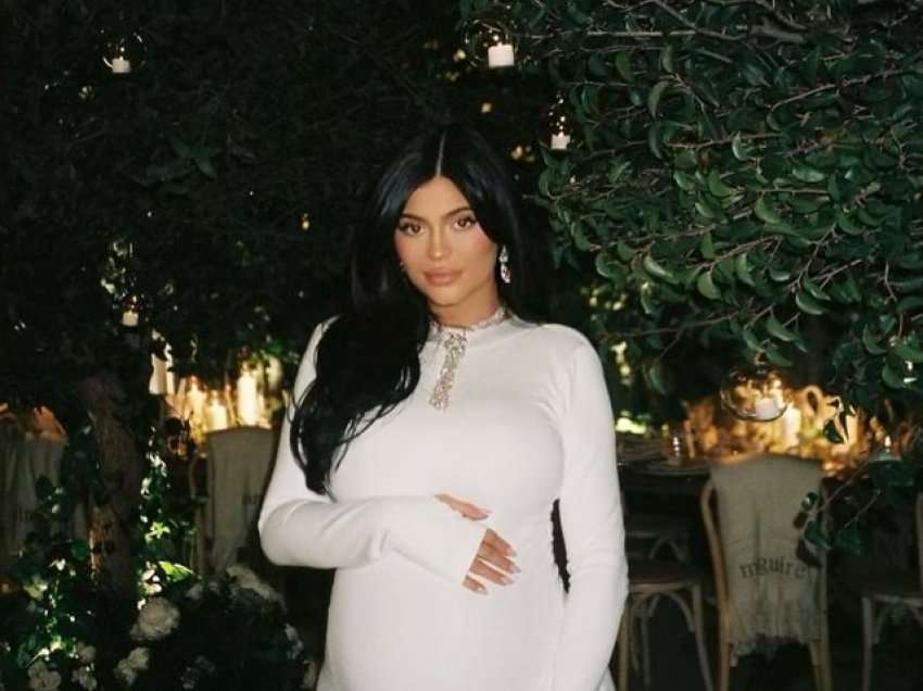 Kylie Jenner bëhet nënë për herë të dytë, e veçanta e datës së lindjes së bebit