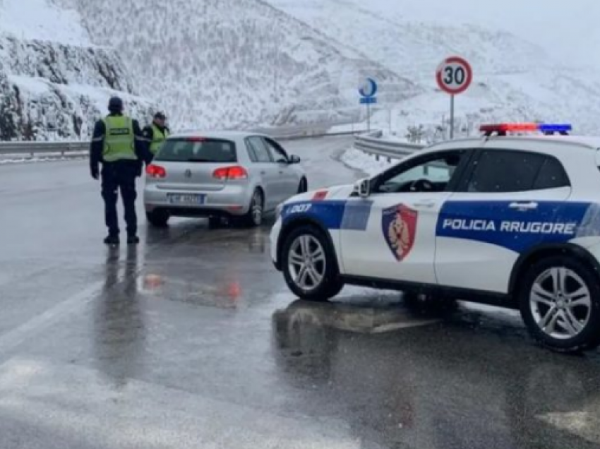 Dëborë dhe rënia e gurëve, Policia e Kukësit apelon shoferët për shumë kujdes