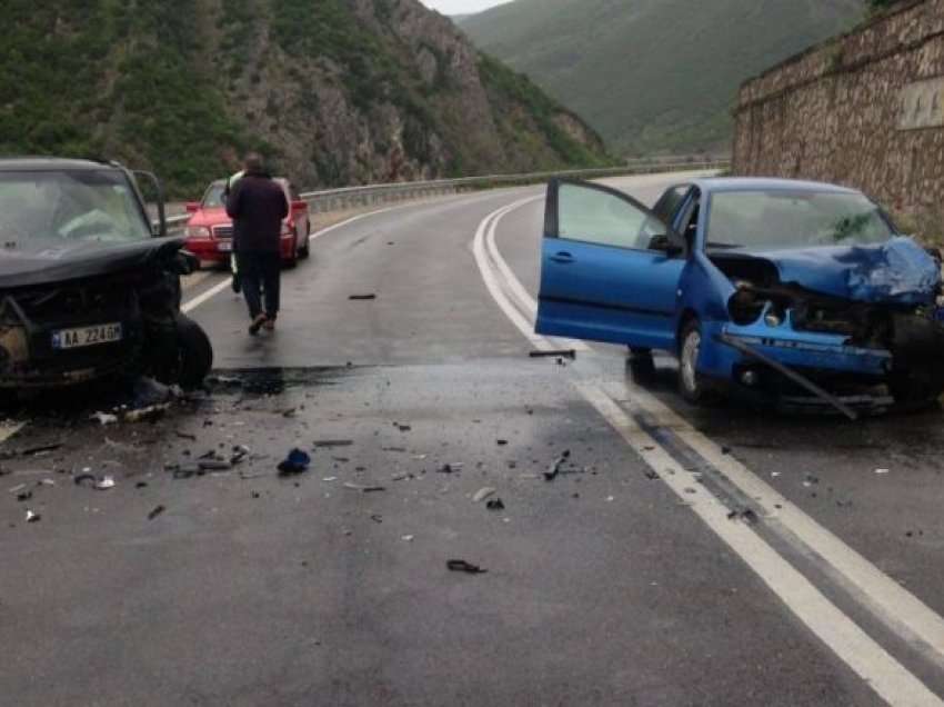 Automjeti në Korçë del nga rruga, plagosen dy të rinj