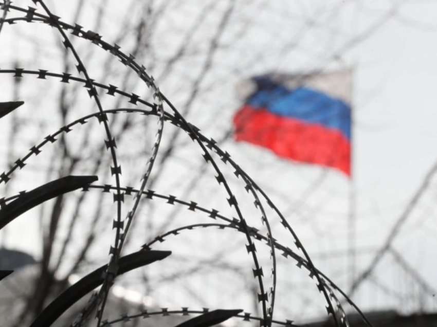 Rusia thotë se do të evakuojë diplomatët nga Ukraina