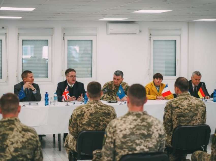 Ambasadorët e QUINT-it takojnë ushtarët ukrainas të KFOR-it në Kosovë