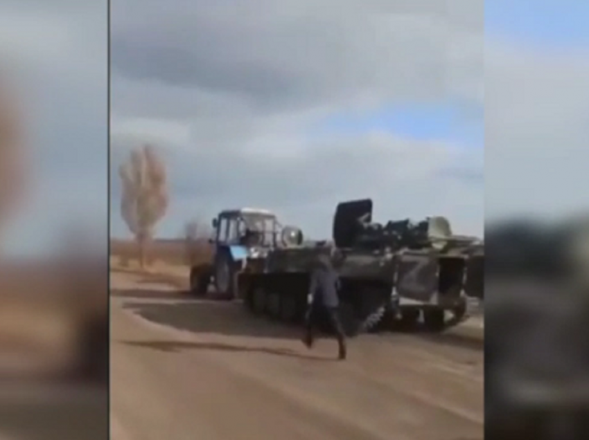 Momenti epik kur rusëve u rrëmbehet tanku me traktor