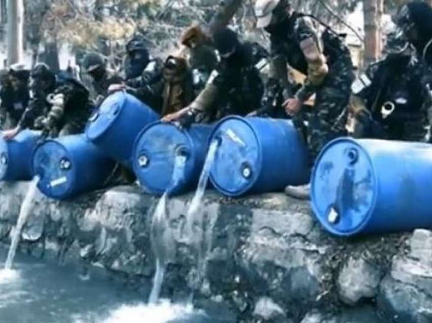 Talebanët godasin shitjen e alkoolit, 3 mijë litra derdhen në kanal