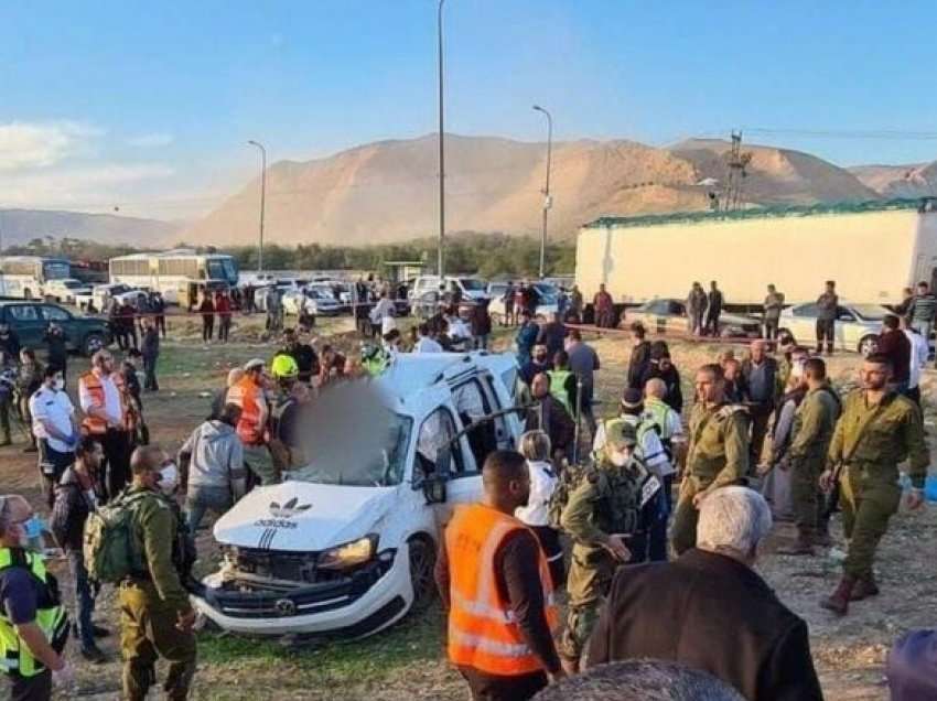Shtatë palestinezë humbën jetën pas një përplasjeje mes një kamioni dhe minibusi