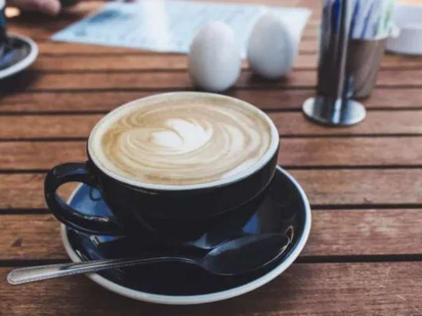 Gabimi që bëni, ja mënyra më e rrezikshme e konsumimit të kafesë sipas mjekëve