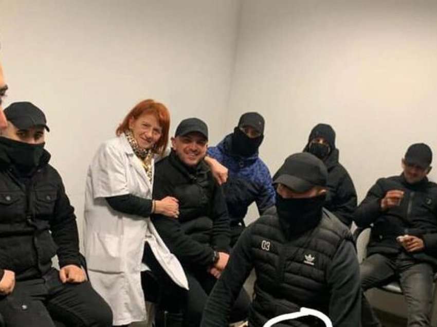 Njerëz me maska të zeza e armë, zëdhënësja e Berishës publikon foton: Për këta qëndron hapur selia e PD