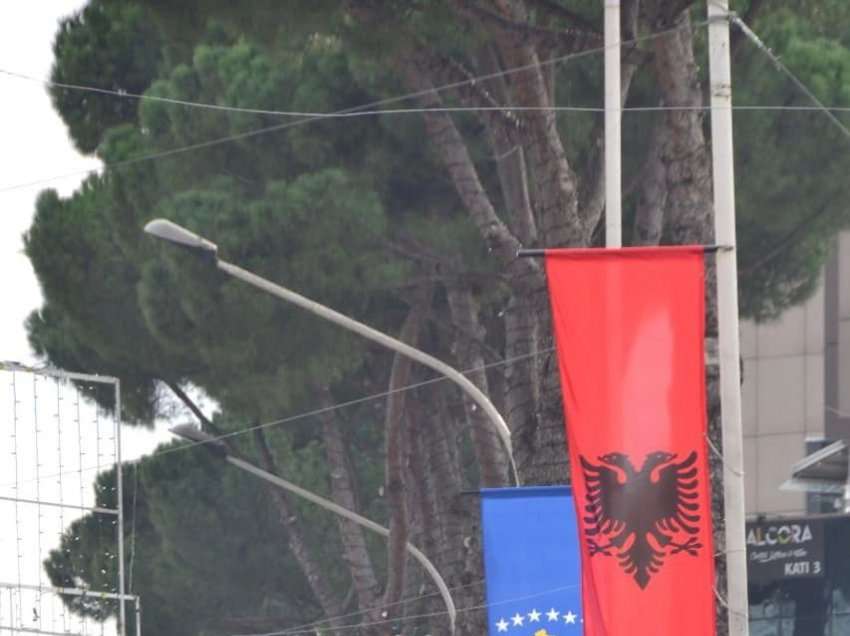 Përparim Rama vizitë në Shqipëri, Tirana zbukurohet me flamurin e Kosovës