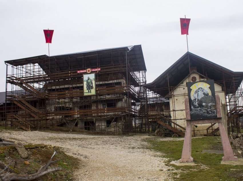 Luftëtarët bëjnë homazhe në Prekaz, thonë se është vend i shenjtë