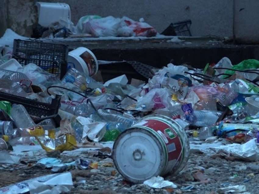Mbeturina në trotuarin e rrugës “Adrian Krasniqi”, pranë hyrjes së shkollës