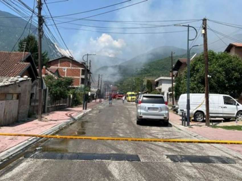 Vihet nën kontroll zjarri që përfshiu një shtëpi në Pejë, policia ende nuk i di shkaqet