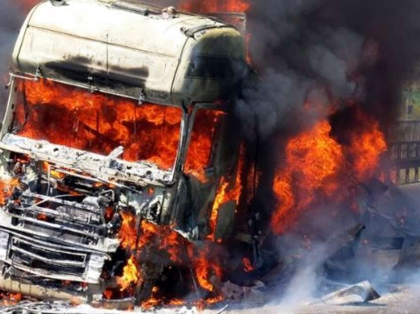 Dalin detaje rreth djegies së kamionëve në Zubin Potok