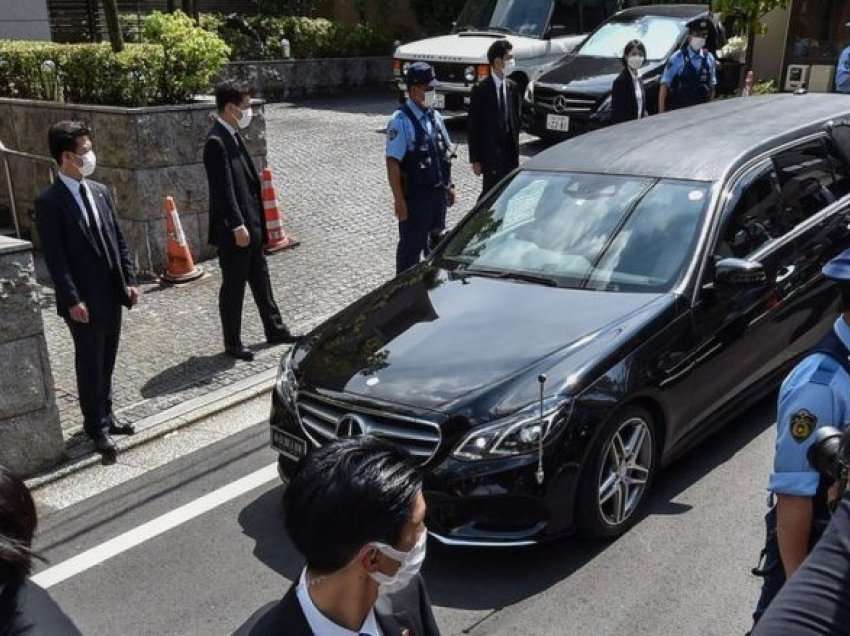 Trupi i ish-kryeministrit japonez kthehet në shtëpinë e tij në Tokio