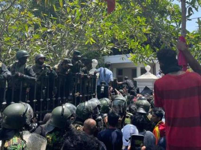Vazhdojnë tensionet, pas arratisjes së Presidentit protestuesit tentojnë të futen në Kryeministri