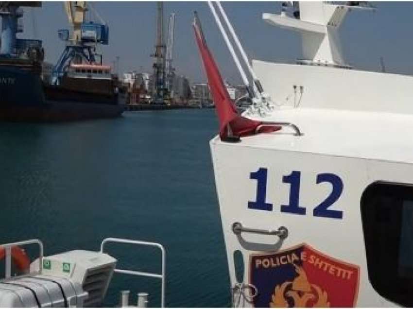 Policia bllokon anijen në Qerret pa mbërritur në port, çfarë dyshohet
