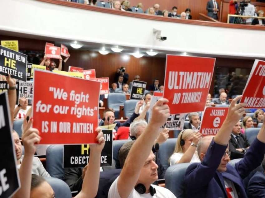 Debat i ashpër, fyerje e fishkëllima - Kuvendi maqedonas miraton propozimin francez