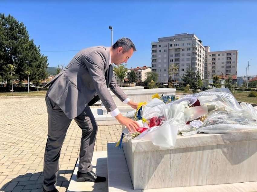 Glauk Konjufca bën homazhe tek varri i Adem Demaçit