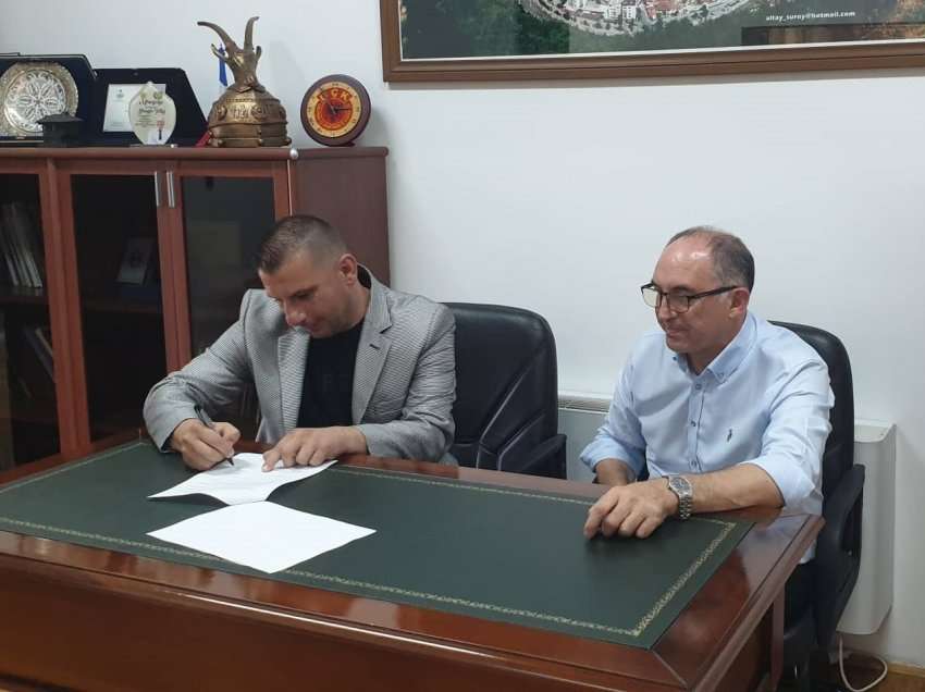 Kryetari i Prizrenit, Shaqir Totaj, nënshkroi 10 kontrata me përfituesit e subvencioneve