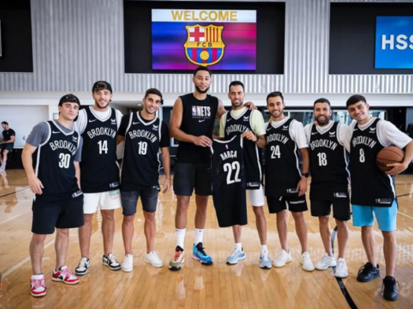 Futbollistët e Barcelonës vizitojnë qendrën stërvitore të Brooklyn Nets