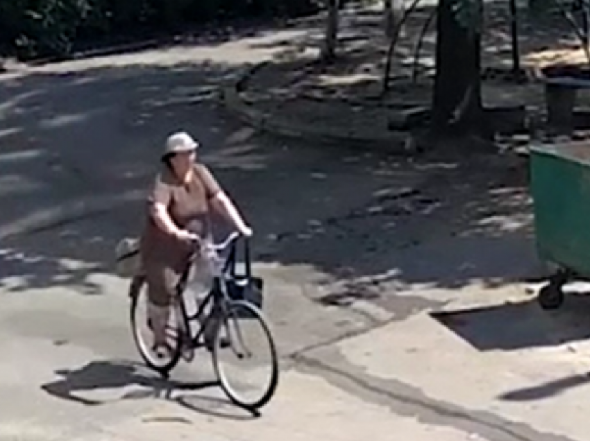 Po shëtiste qetësisht me biçikletë, gruaja në Ukrainë i shpëton raketës për vetëm disa sekonda 