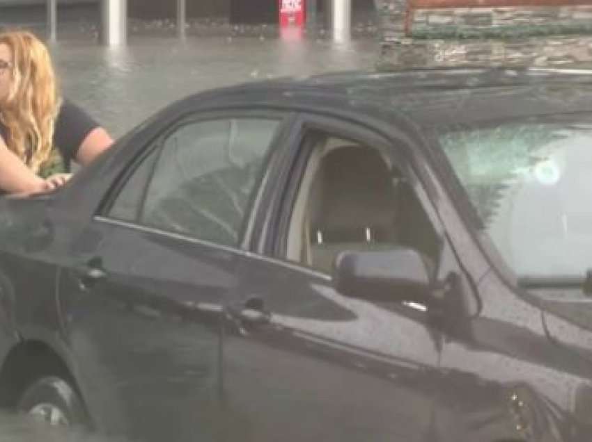 Përmbytje në Florida, njerëzit bllokohen në makina 