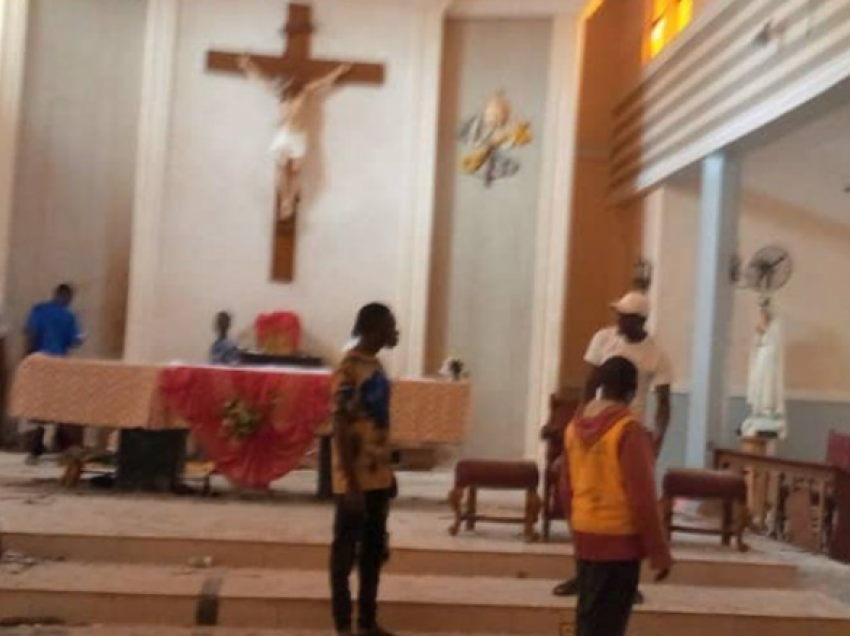 Persona të armatosur vrasin besimtarë në një kishë në Nigeri – rrëmbejnë priftin dhe disa të tjerë