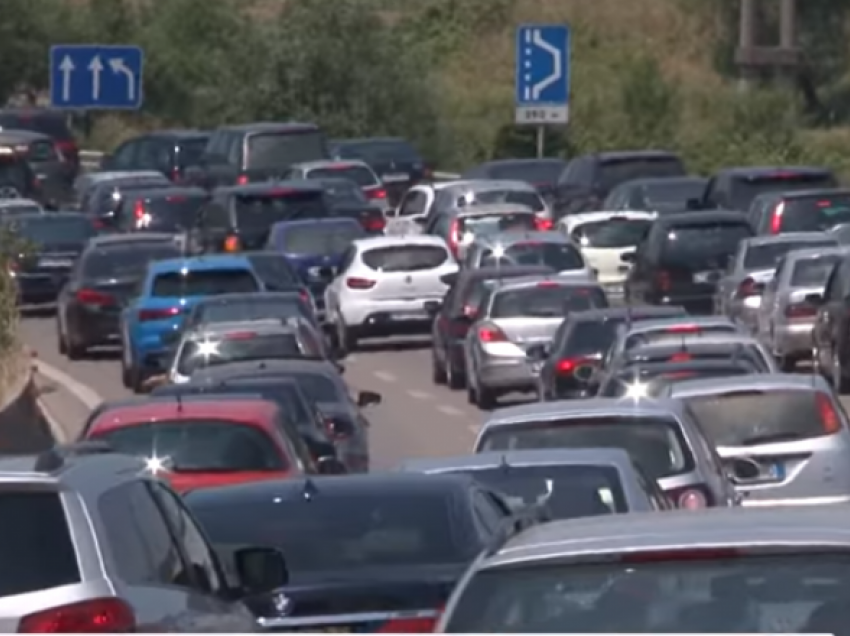 Trafik i rënduar në autostradën Durrës-Tiranë/ Policia apel shoferëve: Ndiqni këto akse