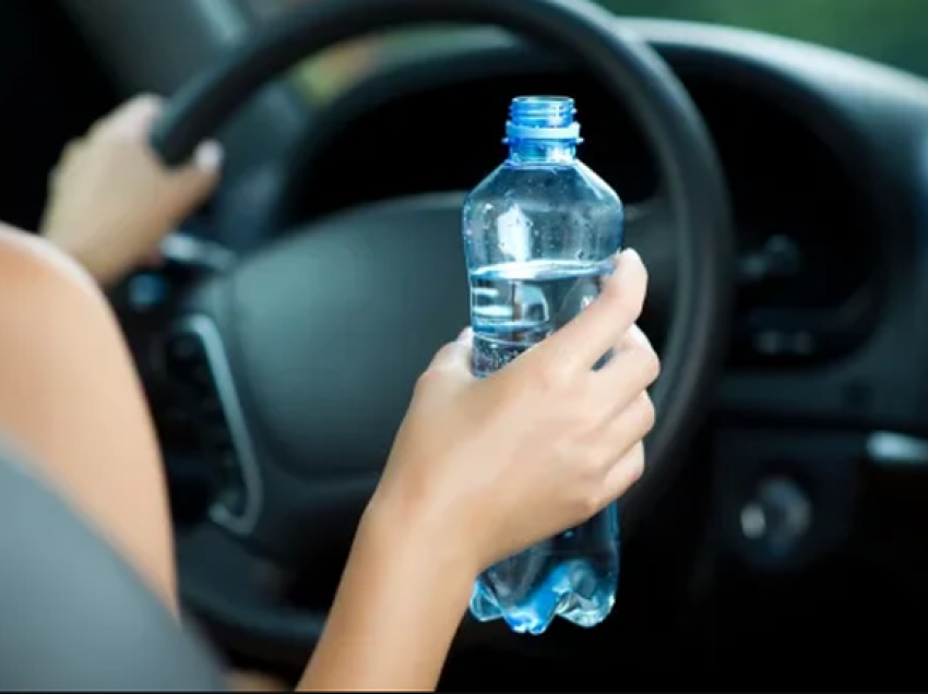 Mos e lini shishen e ujit në makinë gjatë verës, është e rrezikshme