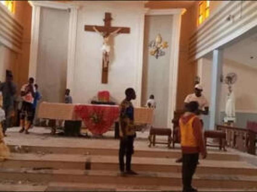 Nigeri, askush nuk merr përgjegjësi për masakrën në kishë