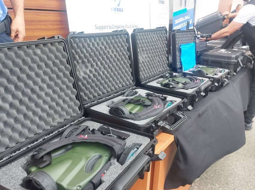 Policia e Kosovës pranon skanerë dore dhe dronë, ndihmojnë në gjetjen armëve nëpër vetura