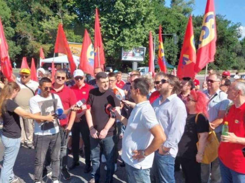 Sindikatat bllokuan hyrjen e Shkupit: Çdo gjë është shtrenjtuar, duhet të rriten dhe pagat