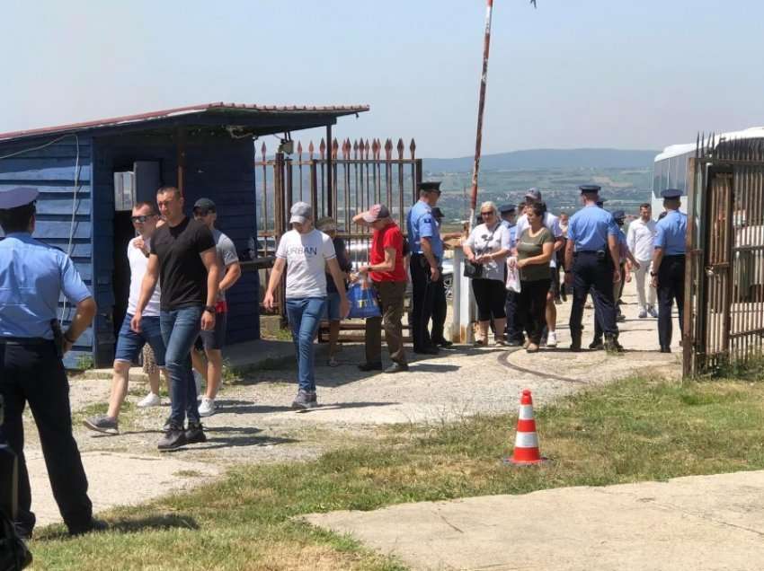 Serbët mbërrijnë në Gazimestan, detyrohen t’i heqin bluzat me mbishkrime nacionaliste