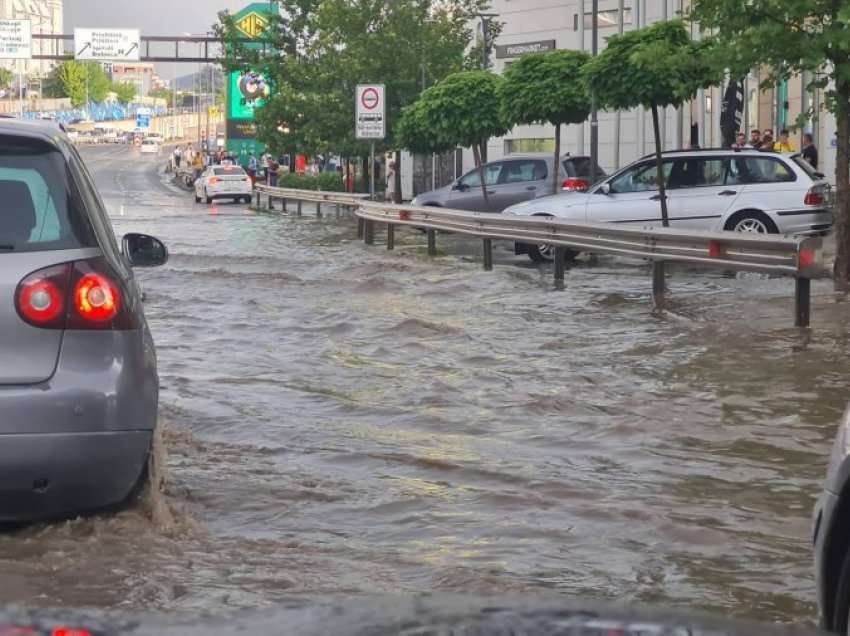 Shiu dhe breshëri i madh i merr rrugët në Prishtinë, ja pamjet 