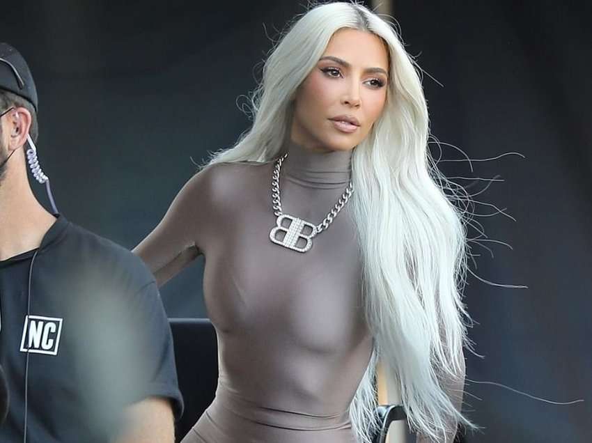 Kim Kardashian merr vëmendjen me veshjen e argjendtë rrugëve të Los Angelesit
